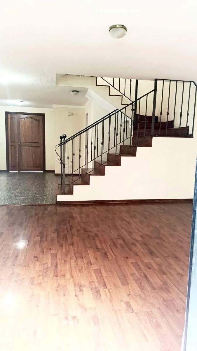 Linda Casa de 4 Dorm. en Cumbaya — imagen 2