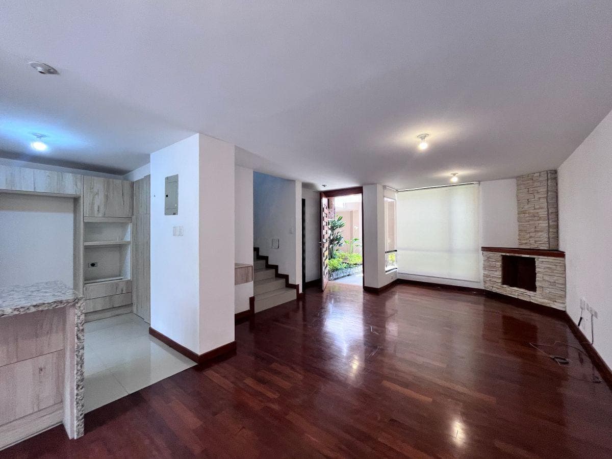 Departamento en Venta Duplex Urbanización, El Condado 3 Habitaciones — imagen 9