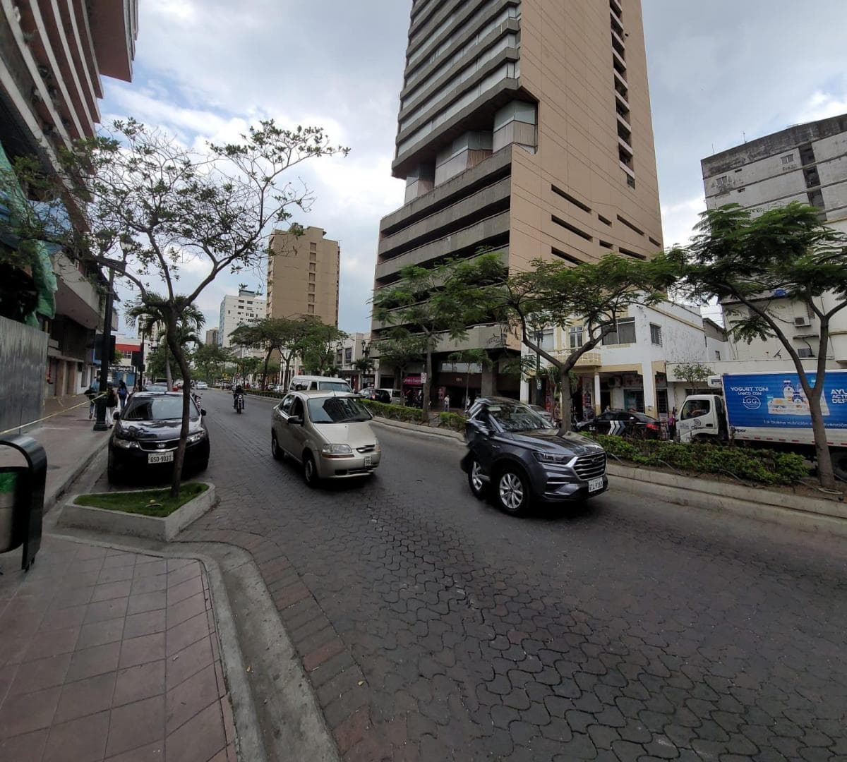 En Venta Oficina #2 Edificio Finasur - Av 9 de Octubre - Mae. Recalde, Guayas — imagen 1