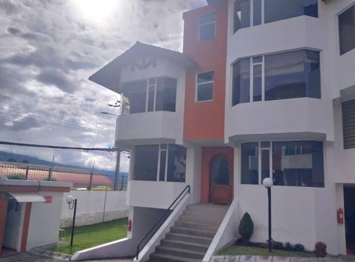 Vendo Hermosa Casa de Tres Dorm. Master en Conjunto Privado. Sector Santa Lucia — imagen 1