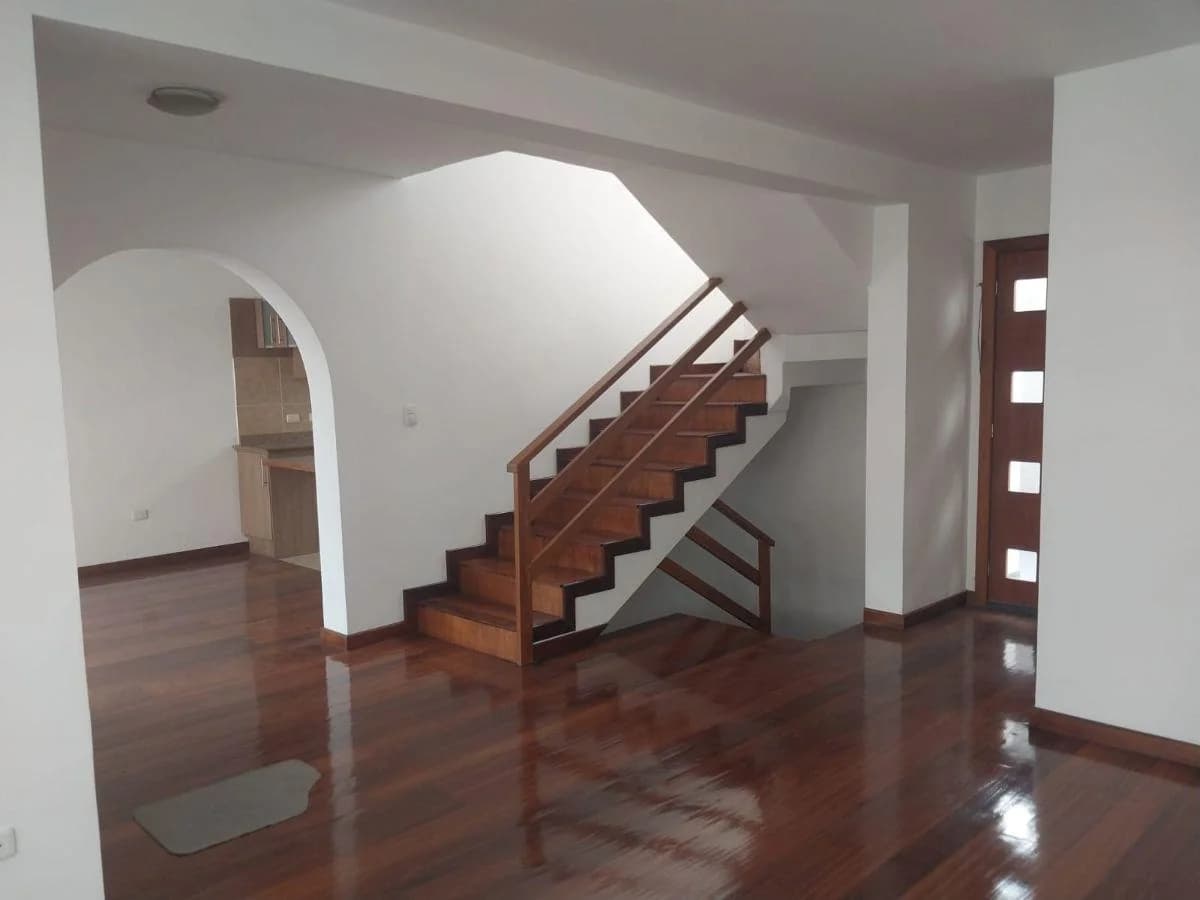 Vendo Hermosa Casa de Tres Dorm. Master en Conjunto Privado. Sector Santa Lucia — imagen 5