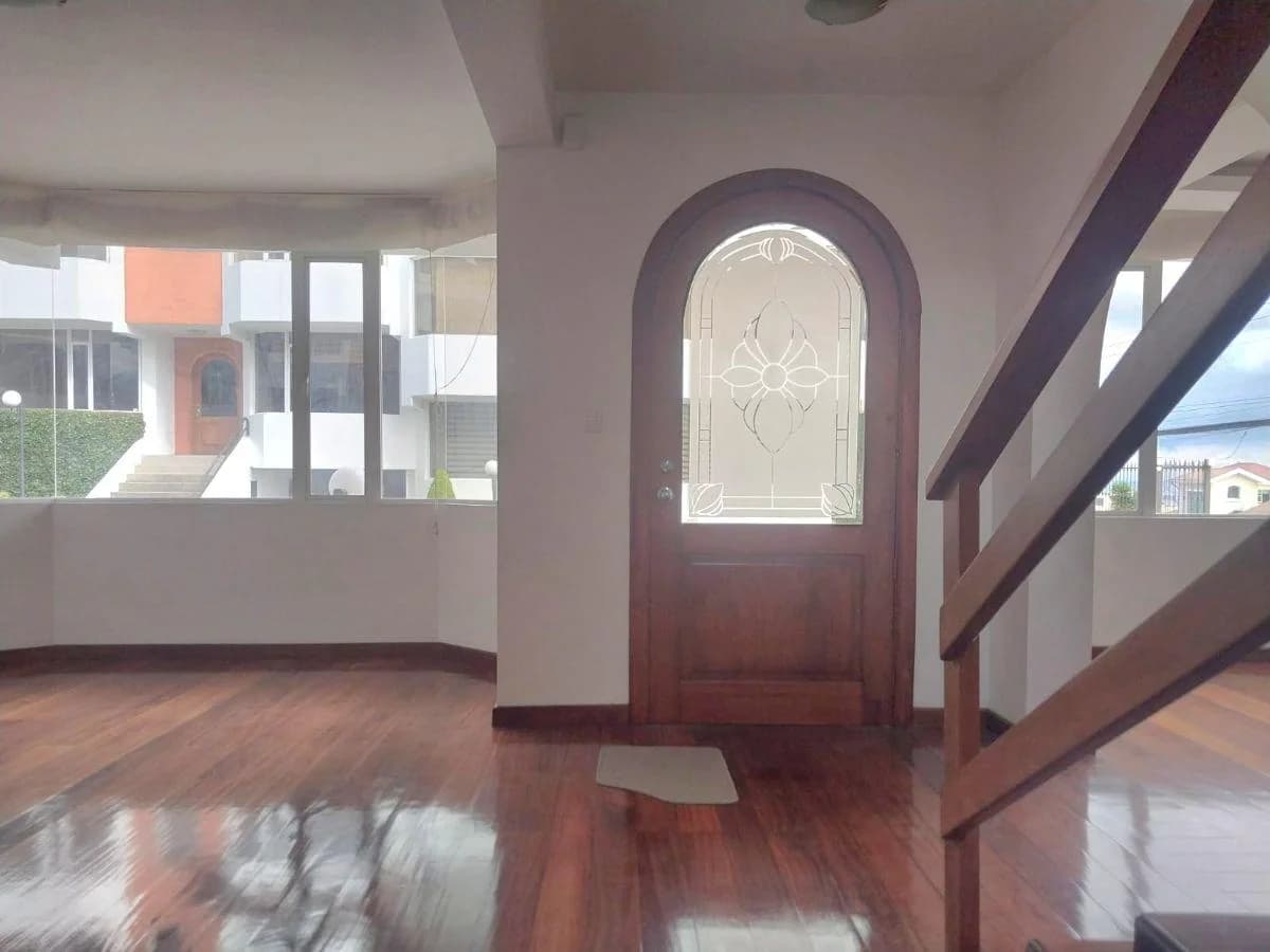 Vendo Hermosa Casa de Tres Dorm. Master en Conjunto Privado. Sector Santa Lucia — imagen 4