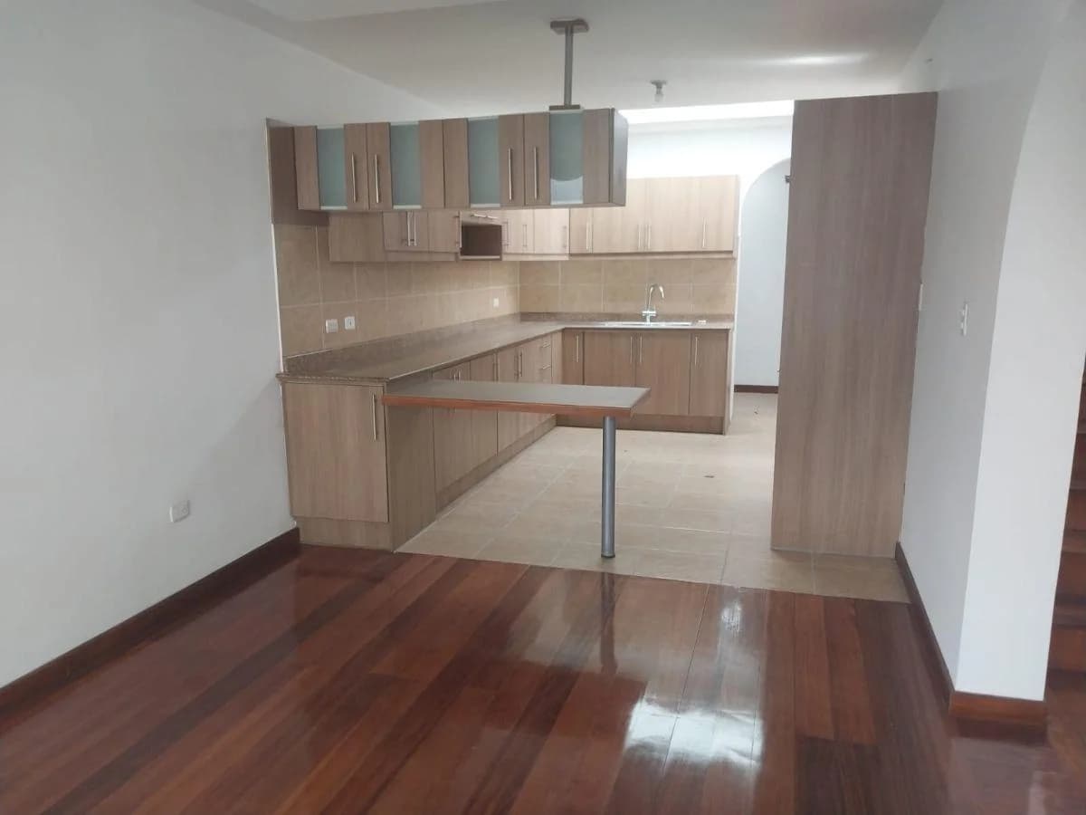 Vendo Hermosa Casa de Tres Dorm. Master en Conjunto Privado. Sector Santa Lucia — imagen 3
