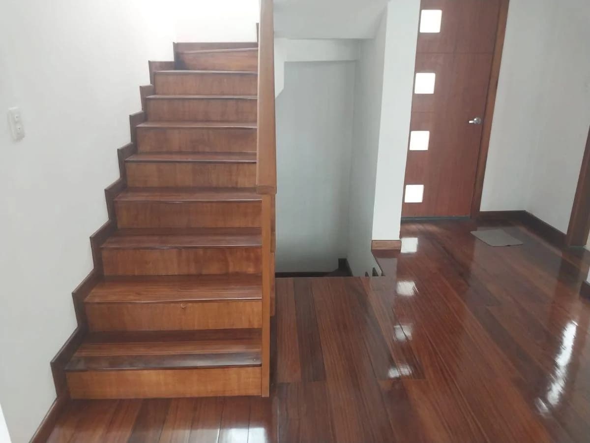 Vendo Hermosa Casa de Tres Dorm. Master en Conjunto Privado. Sector Santa Lucia — imagen 2