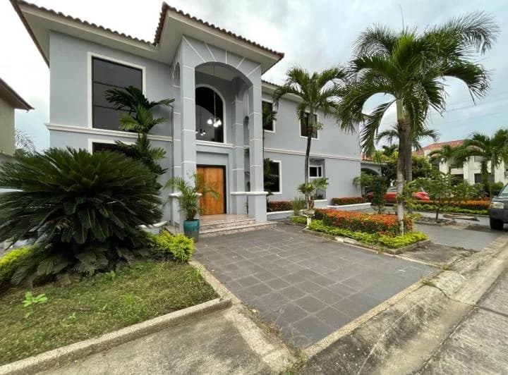 Casa con 5 Dorm. en Venta en Urb. Estancias del Río en Samborondón, 500 m² Terreno, Guayas — imagen 1