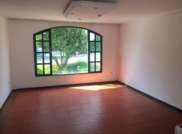Vendo Casa Estilo Español 3 Dorm. y un Altillo Sector Ex Colegio Eintein Cerca de La Univ. Sek — imagen 1