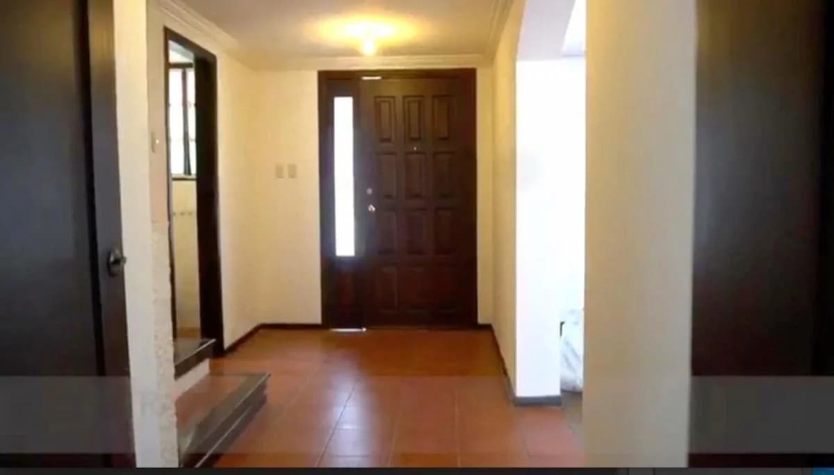 Vendo Casa Estilo Español 3 Dorm. y un Altillo Sector Ex Colegio Eintein Cerca de La Univ. Sek — imagen 3