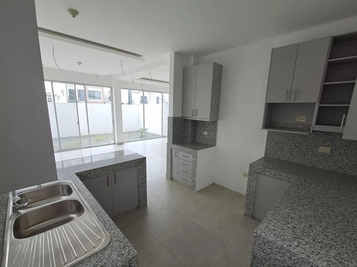 Venta de Casa en Urb. Mallorca Village/ Samborondon/aurora/vía Salitre Jpy, Guayas — imagen 4