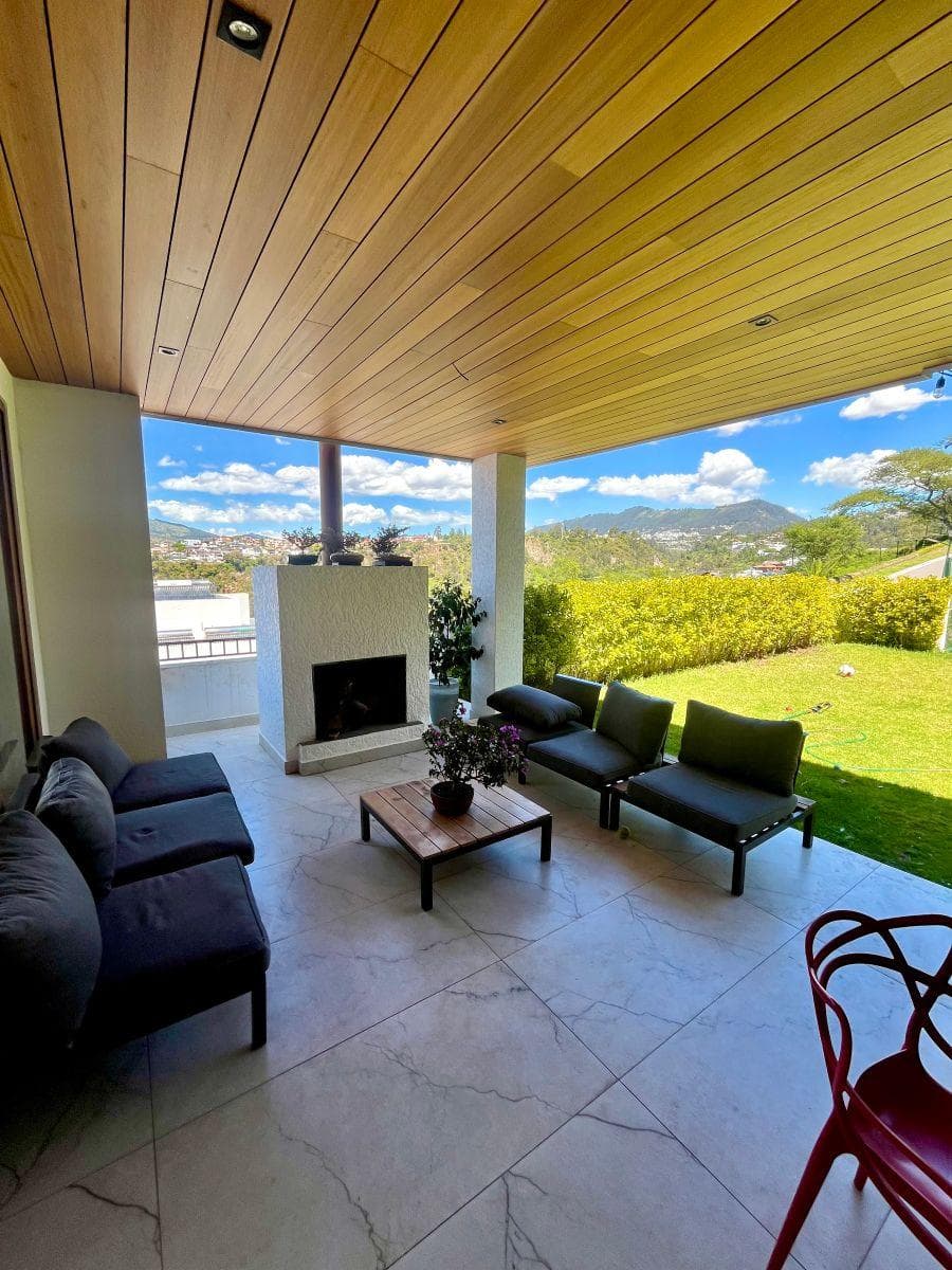 Cumbayá – Urbanización Parque Algarrobos | Vendo Exclusiva Casa de 350 m² con 5 Habitaciones — imagen 2