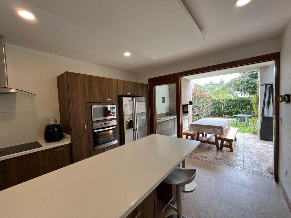 Linda Casa Dentro de Urbanización — imagen 2