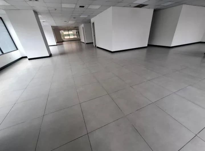 Rento/vendo Oficina en Edificio Corporativo - Sector Centro Norte — imagen 1