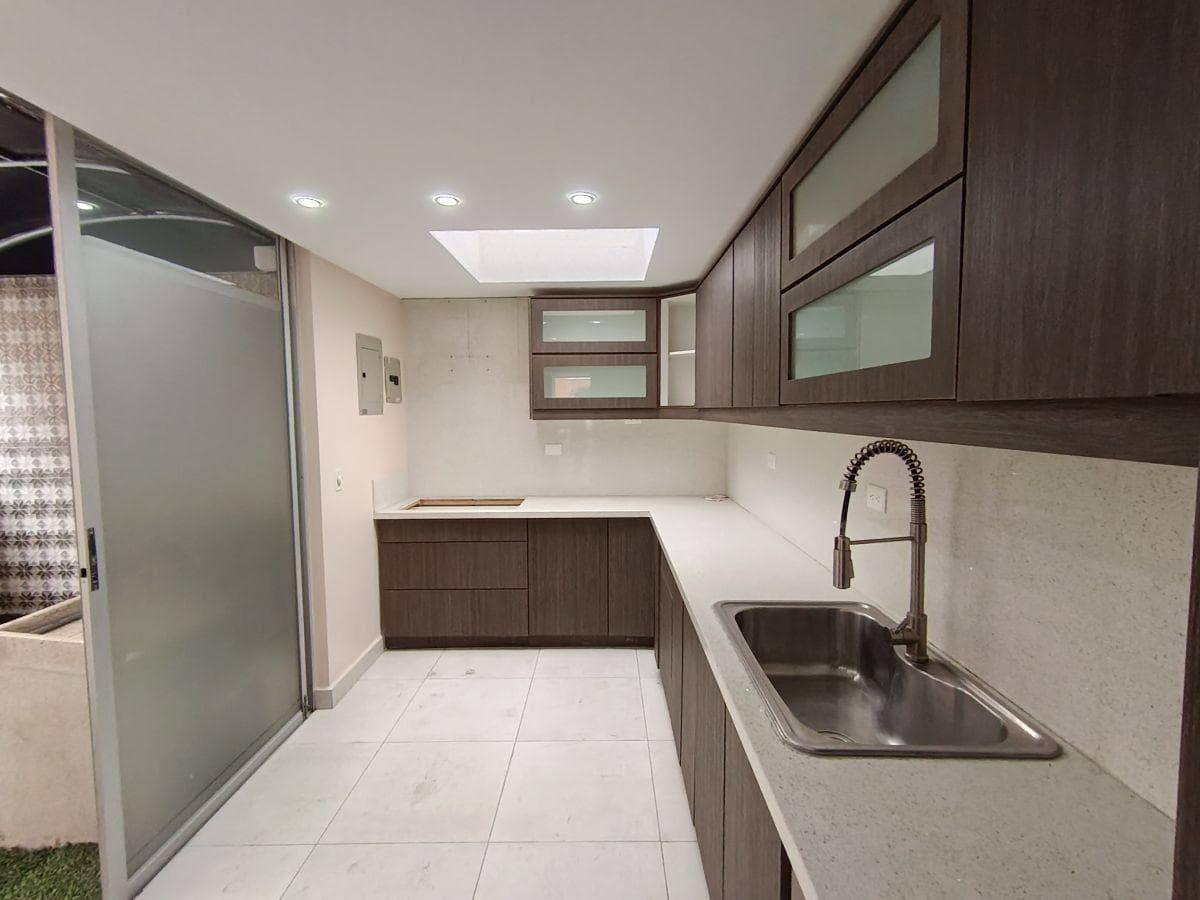 Se Vende Casa Remodelada en Ponceano con Piscina en El Norte de Quito — imagen 1