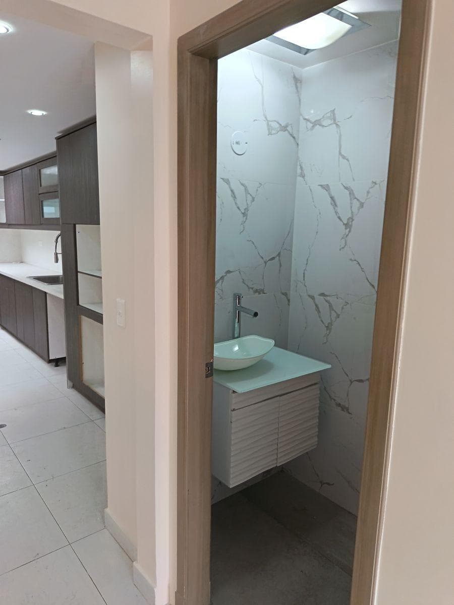 Se Vende Casa Remodelada en Ponceano con Piscina en El Norte de Quito — imagen 5