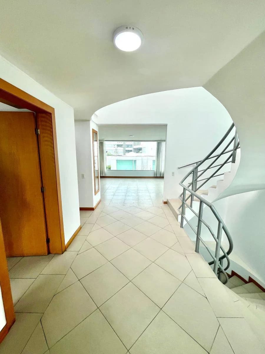 Cumbayá – Sector Parque de Cumbayá | Vendo Amplia Casa de 329 m² en Conjunto Privado con Jardín — imagen 5