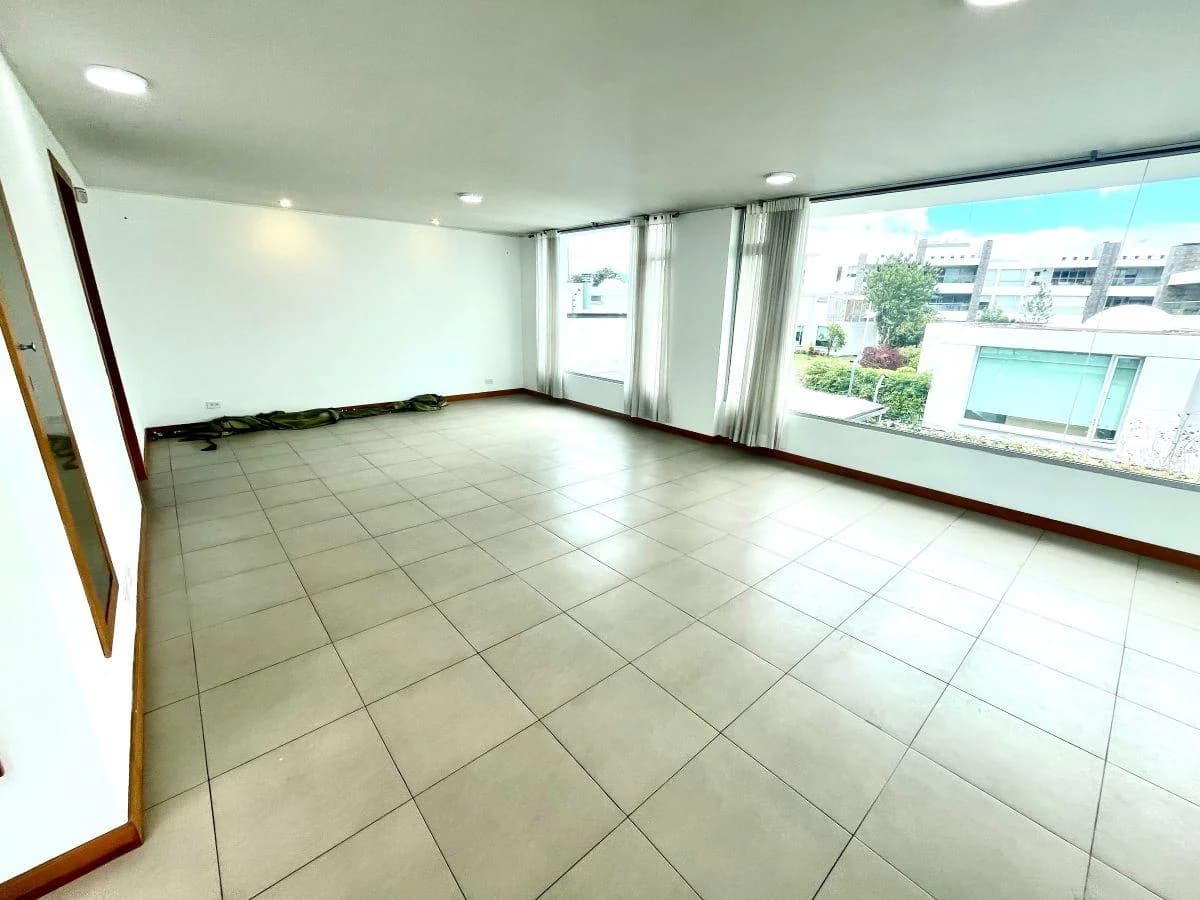 Cumbayá – Sector Parque de Cumbayá | Vendo Amplia Casa de 329 m² en Conjunto Privado con Jardín — imagen 4