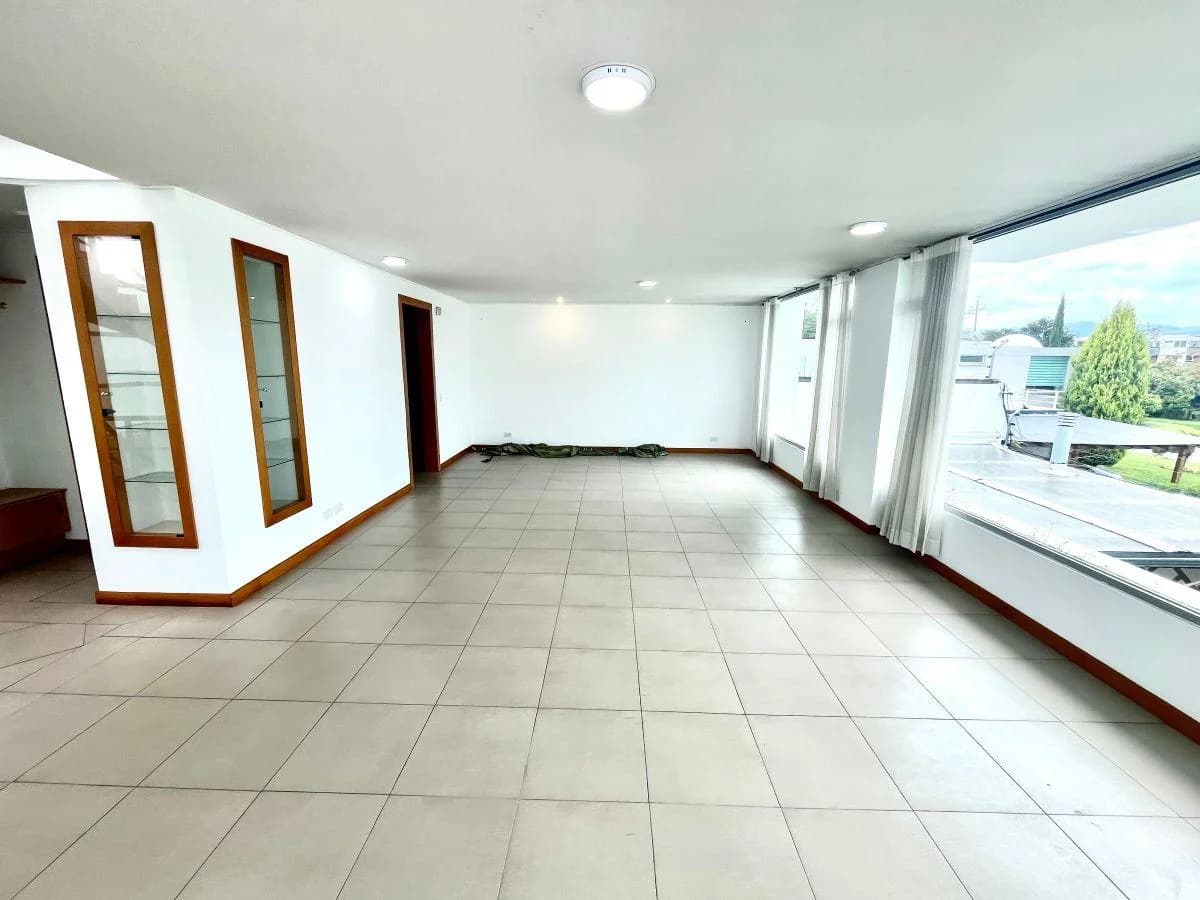 Cumbayá – Sector Parque de Cumbayá | Vendo Amplia Casa de 329 m² en Conjunto Privado con Jardín — imagen 2