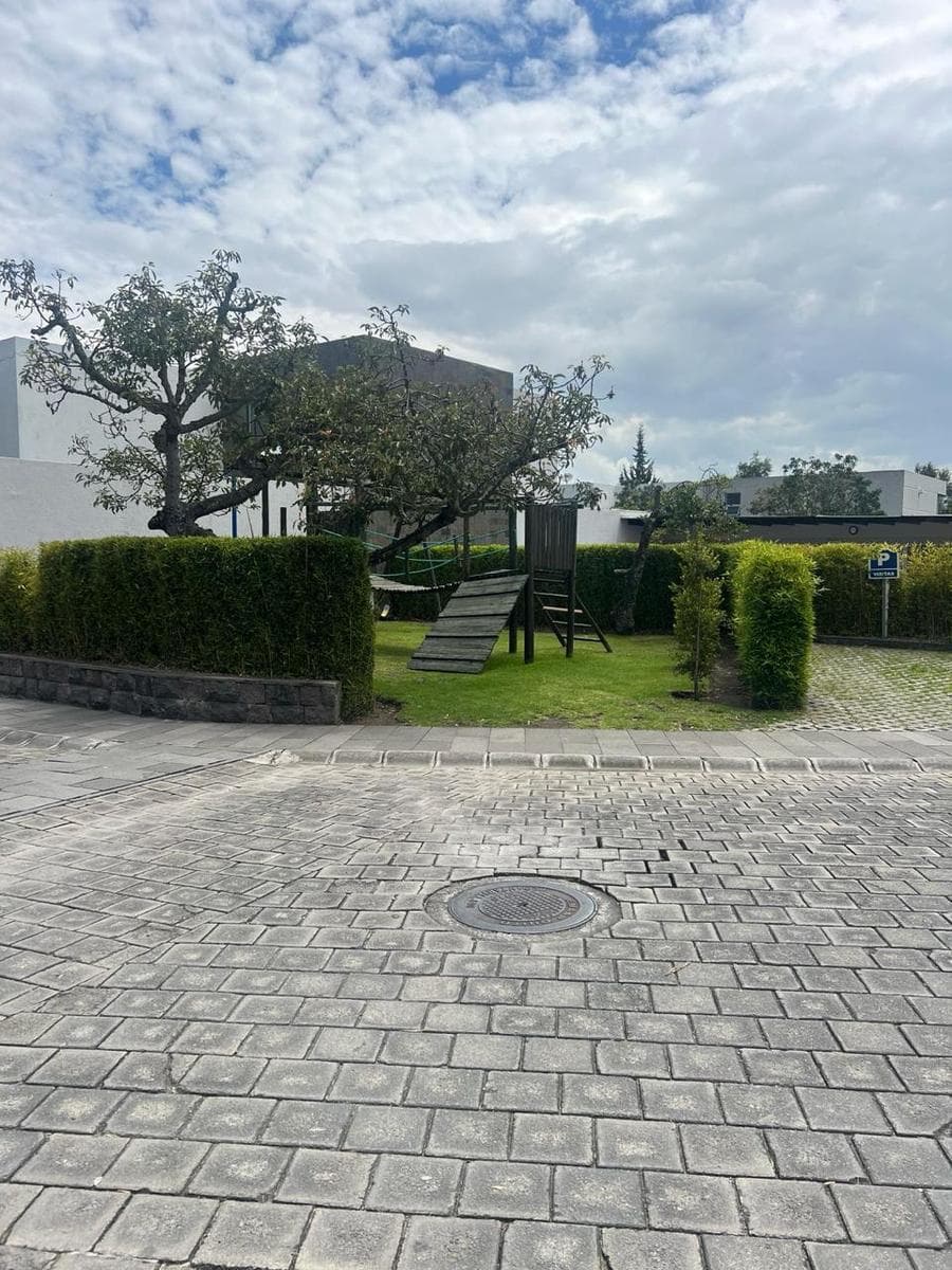 Amplia y Moderna Casa en Conjunto Privado – Cumbayá Cerca Al Potrero Pr — imagen 9