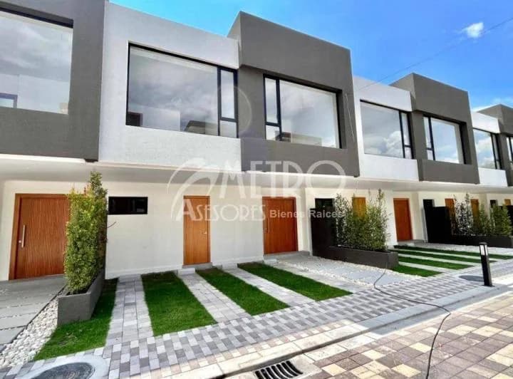 Casas por Estrenar de Venta en Santa Rosa - Tumbaco — imagen 1