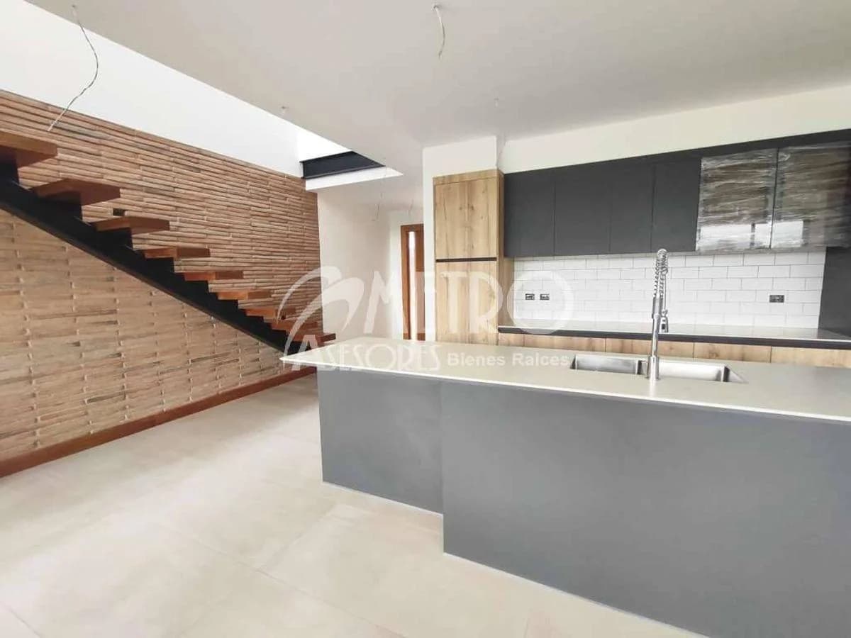 Casas por Estrenar de Venta en Santa Rosa - Tumbaco — imagen 2