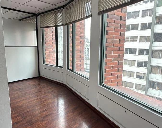 Vendo Oficina Av de Los Shyris, Edificio Puerta del Sol, 75 m, Dos Baños, 1 Parqueo, $90 Mil — imagen 1