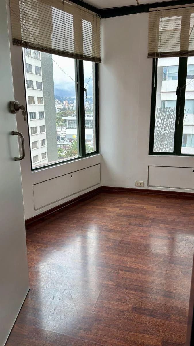 Vendo Oficina Av de Los Shyris, Edificio Puerta del Sol, 75 m, Dos Baños, 1 Parqueo, $90 Mil — imagen 5