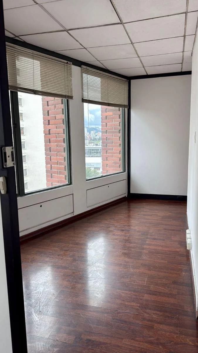 Vendo Oficina Av de Los Shyris, Edificio Puerta del Sol, 75 m, Dos Baños, 1 Parqueo, $90 Mil — imagen 4