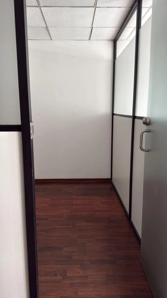Vendo Oficina Av de Los Shyris, Edificio Puerta del Sol, 75 m, Dos Baños, 1 Parqueo, $90 Mil — imagen 3