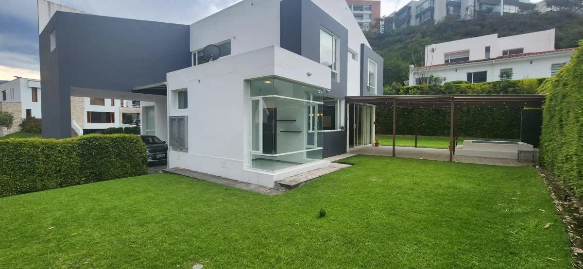 Hermosa Casa Moderna de Venta o Renta Urbanizacion Exclusiva Cumbaya por Ruta Viva — imagen 5