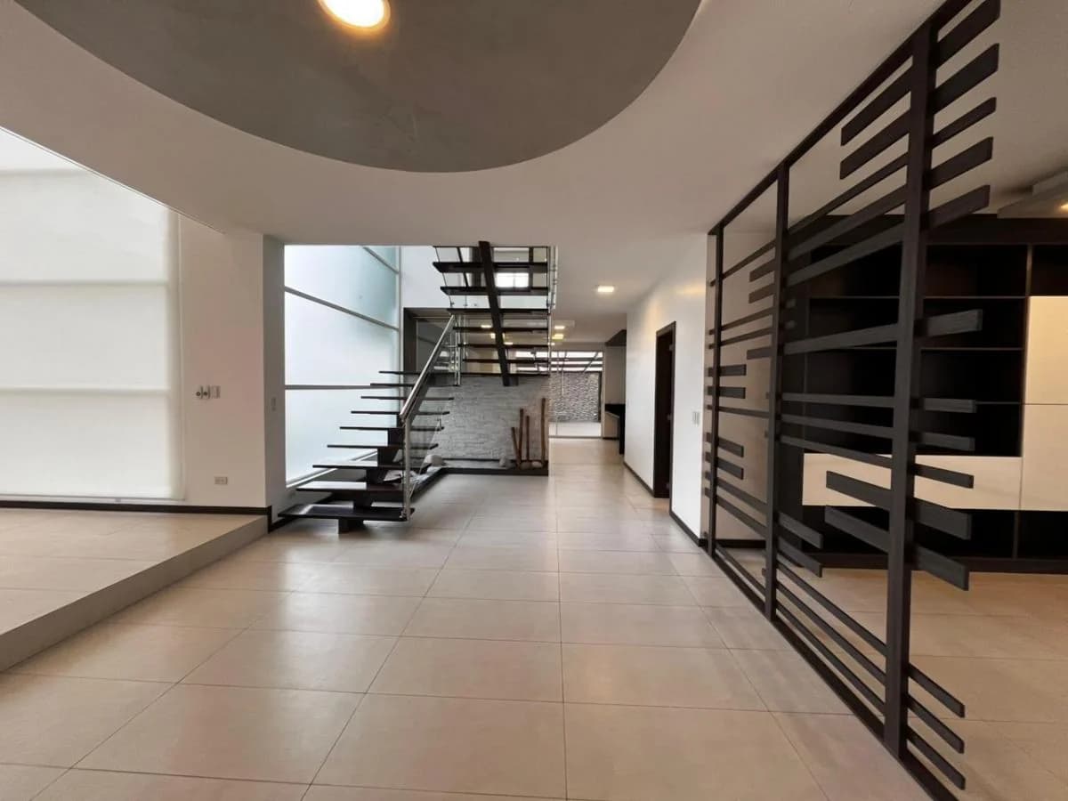 Hermosa Casa Moderna de Venta o Renta Urbanizacion Exclusiva Cumbaya por Ruta Viva — imagen 3