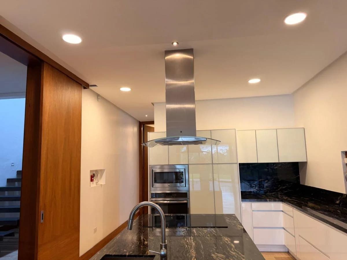 Casa de Lujo en Cumbayá – 997 m² de Terreno en Rivera de La Viña — imagen 4