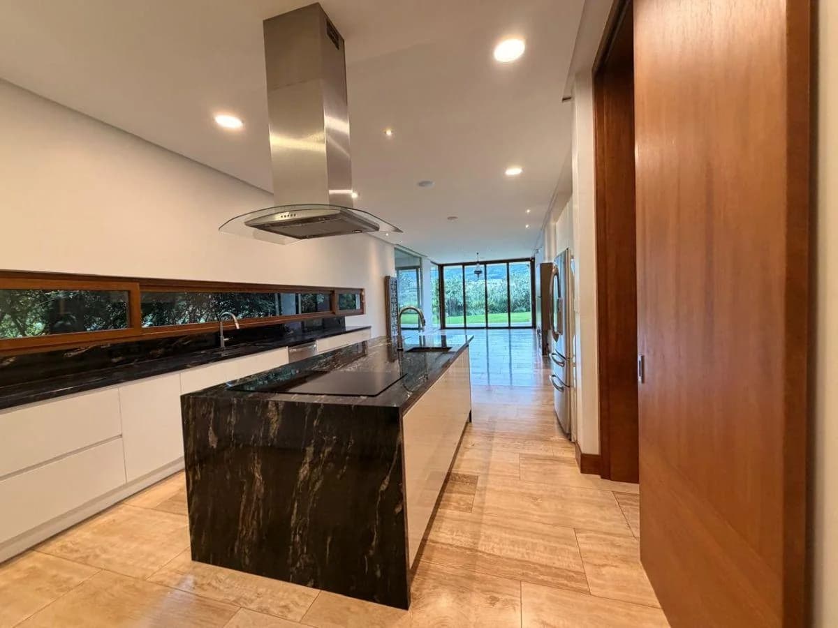 Casa de Lujo en Cumbayá – 997 m² de Terreno en Rivera de La Viña — imagen 2