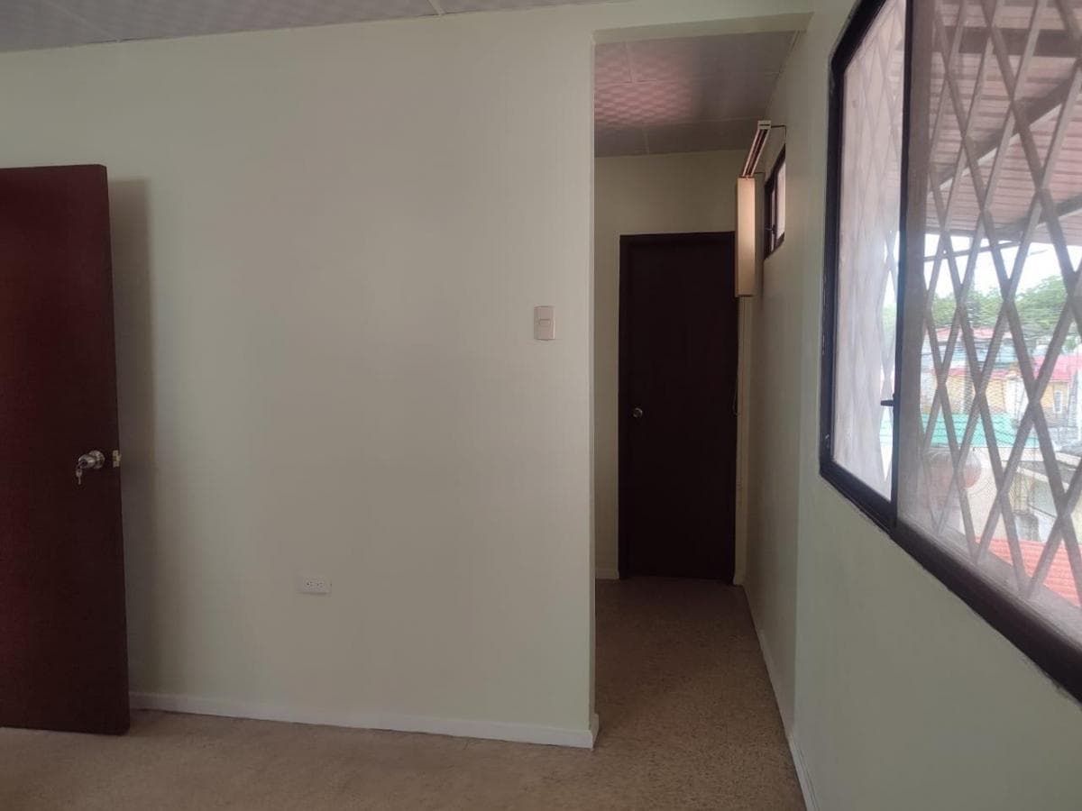 Casa de Venta en Samanes 6, 4 Dorm., Parqueo Cerrado. Guayas — imagen 2