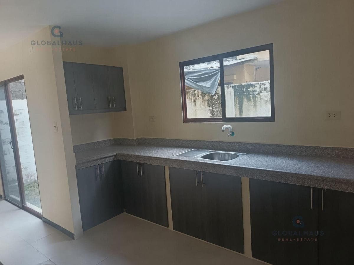 Venta Casa Urb. La Rioja, Av León Febrés Cordero, 3 Habitaciones, G. V. Guayas — imagen 2