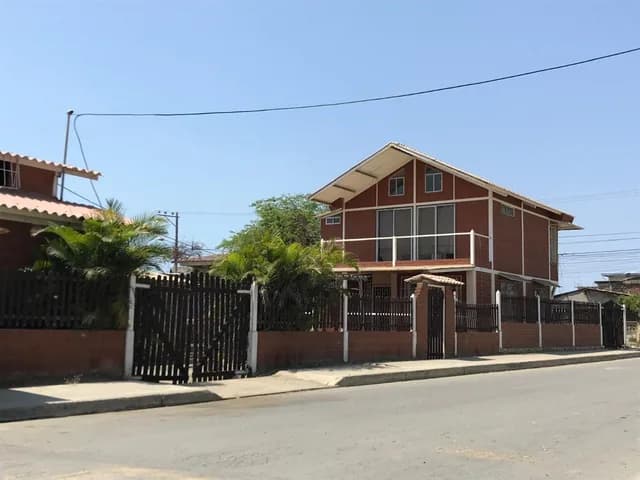 Foto de Casa en Venta, de Dos Pisos Cerca Al Mar, Guayas