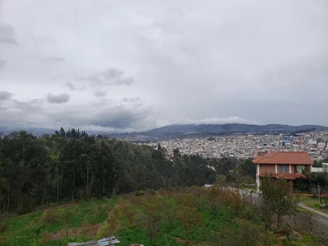 Foto de Terreno con Casa Rentera de Dos Departamentos y Suite en Venta. Pinllo Ambato, Tungurahua