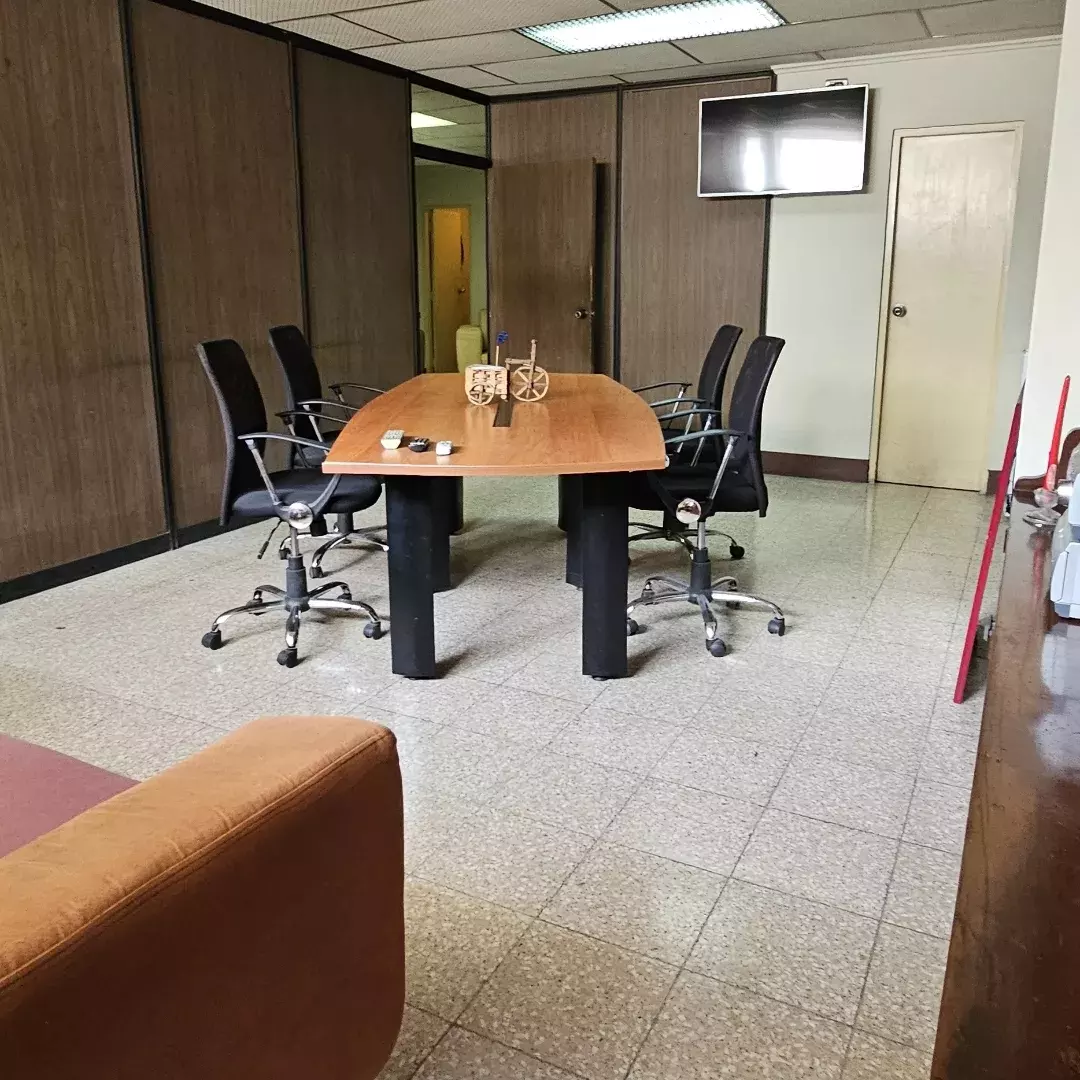 Centro de Guayaquil, oficina equipada 73 m² con vista a la calle. Ascensor, guardianía. Sector bancario — imagen 4