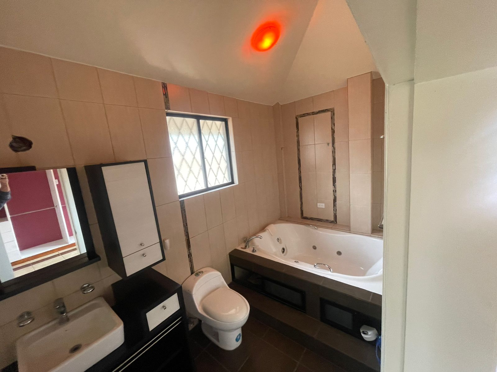 Espectacular Casa de 980 m² con Piscina Temperada, Sauna, Turco y Suites — imagen 4
