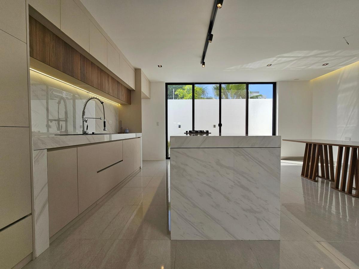 Vendo Espectacular Casa por Etrenar en Chipipe a 2 Cuadras de La Playa — imagen 5