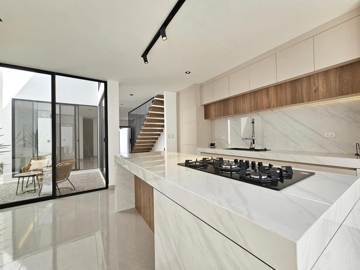 Vendo Espectacular Casa por Etrenar en Chipipe a 2 Cuadras de La Playa — imagen 4