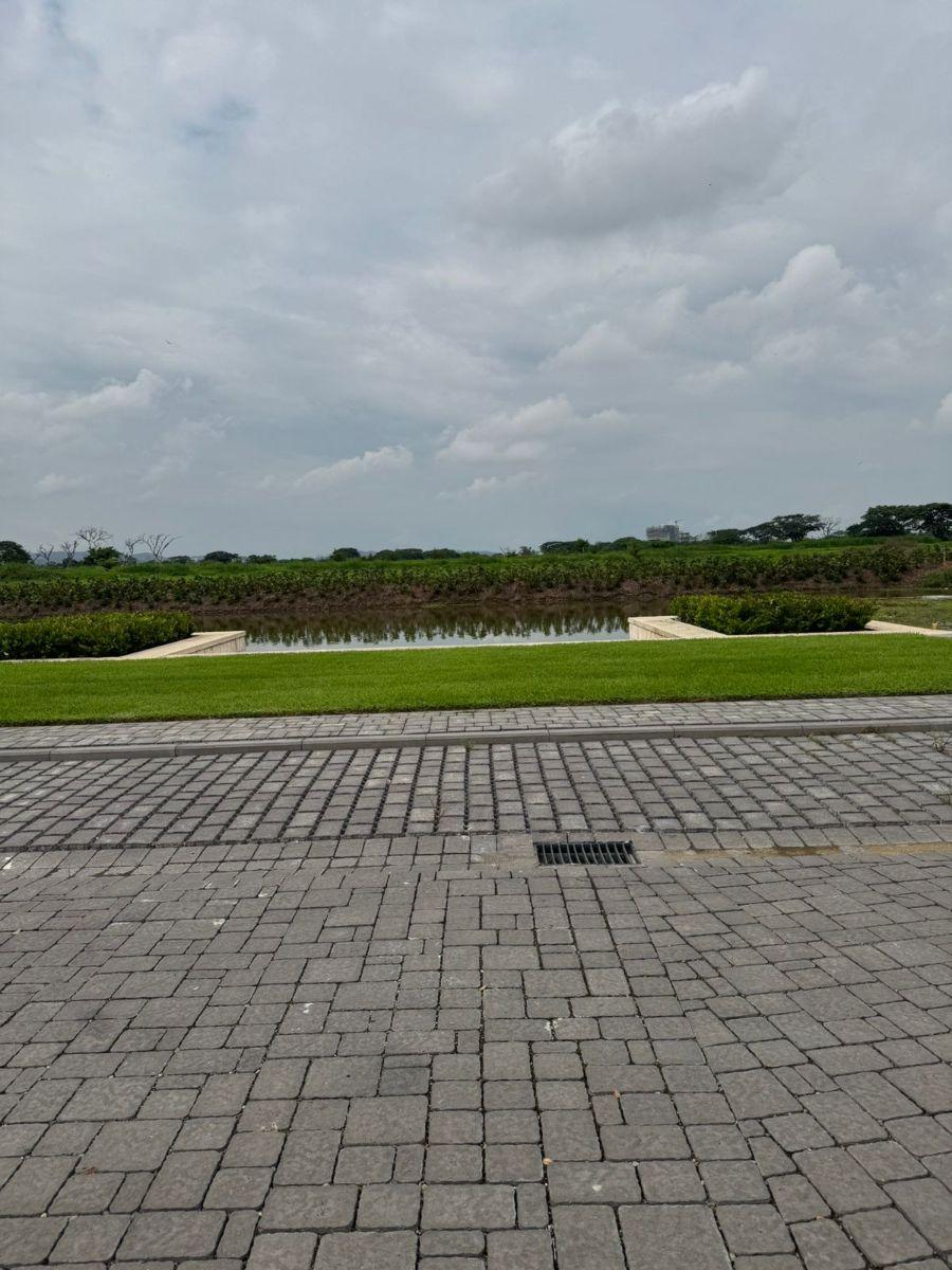 Parques de Batan Terreno Esquinero Al Canal y Al Area Verde, Guayas — imagen 5