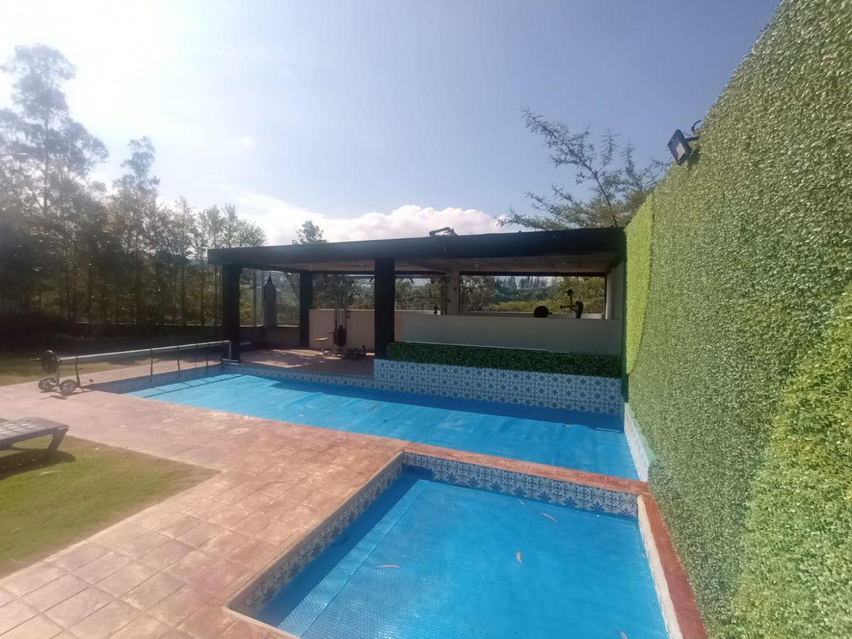 Casa en Venta en Cumbayá | Piscina, Jardín y Vista | $470.000 — imagen 5