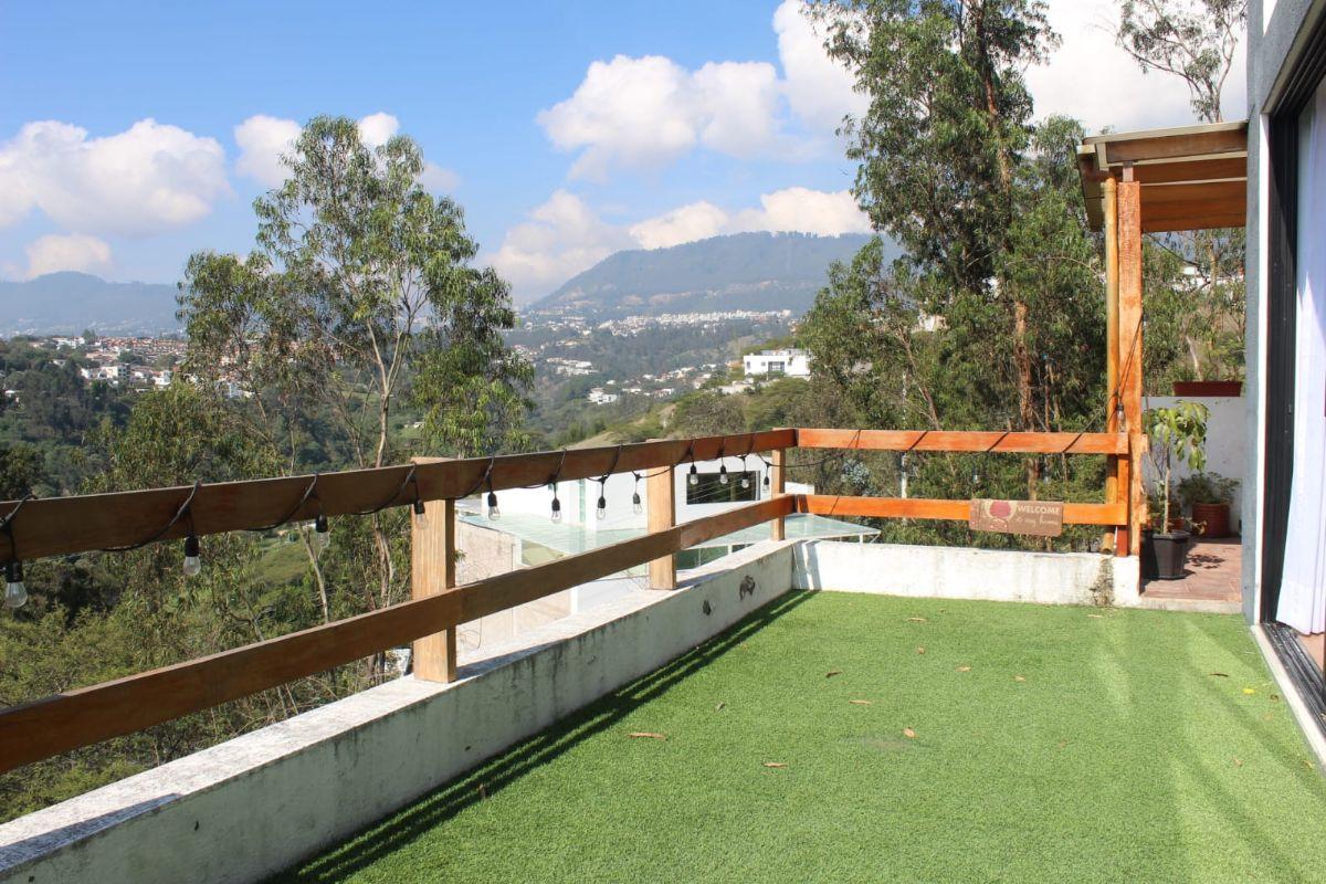 Casa en Venta en Cumbayá | Piscina, Jardín y Vista | $470.000 — imagen 4