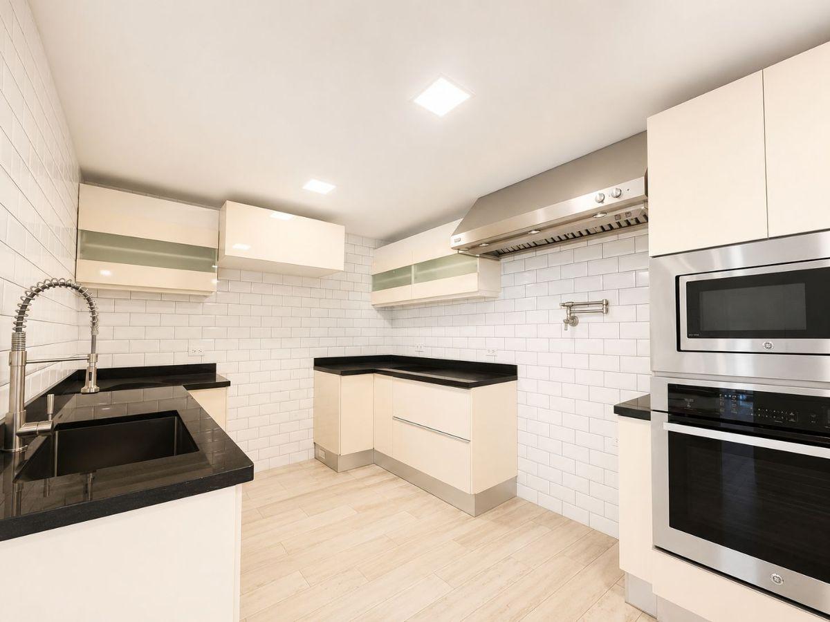 De Venta Penthouse Duplex Remodelado Cerca a La Carolina — imagen 5
