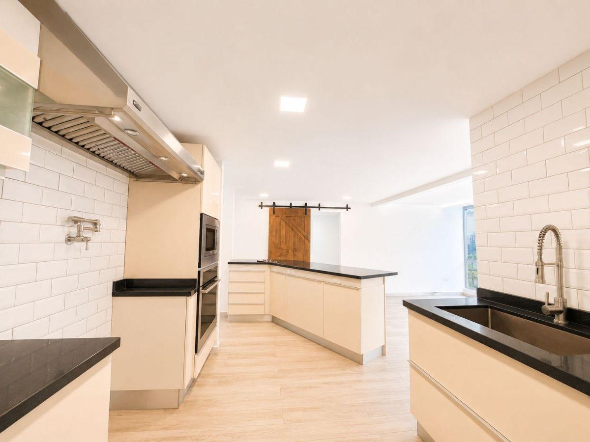 De Venta Penthouse Duplex Remodelado Cerca a La Carolina — imagen 4