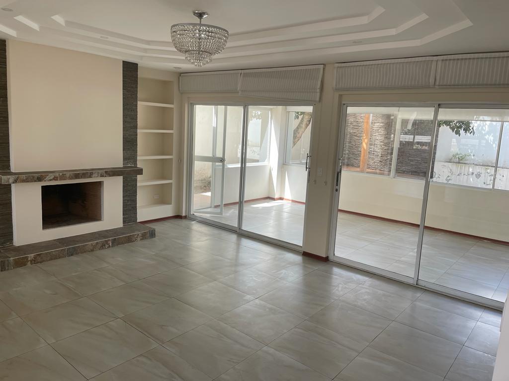 En Venta Casa en Urbanizacion Santa Lucia Baja Cumbaya - a 2 Min Usfq - *mm — imagen 4