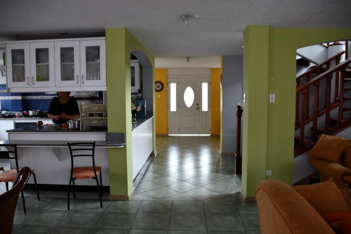 Casa Independiente de Venta 4 Hab + Casa Adjunta 3 Hab Sector La Primavera — imagen 4