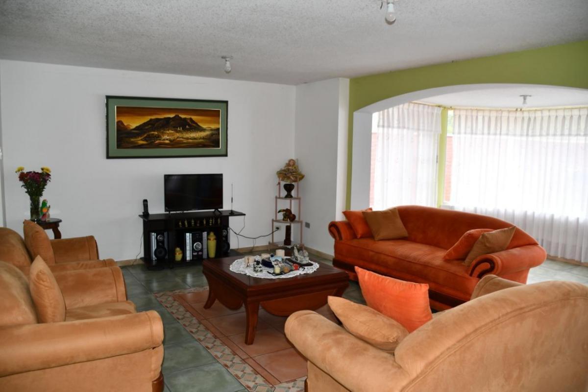 Casa Independiente de Venta 4 Hab + Casa Adjunta 3 Hab Sector La Primavera — imagen 3