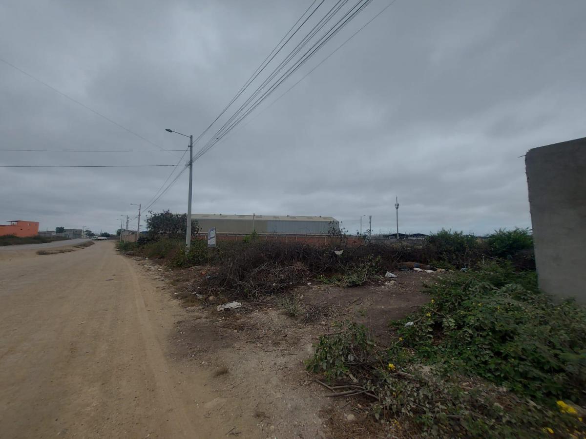 Vendo Terreno Esquinero con Salida a 2 Calles Sector Industrial de La Libertad — imagen 4
