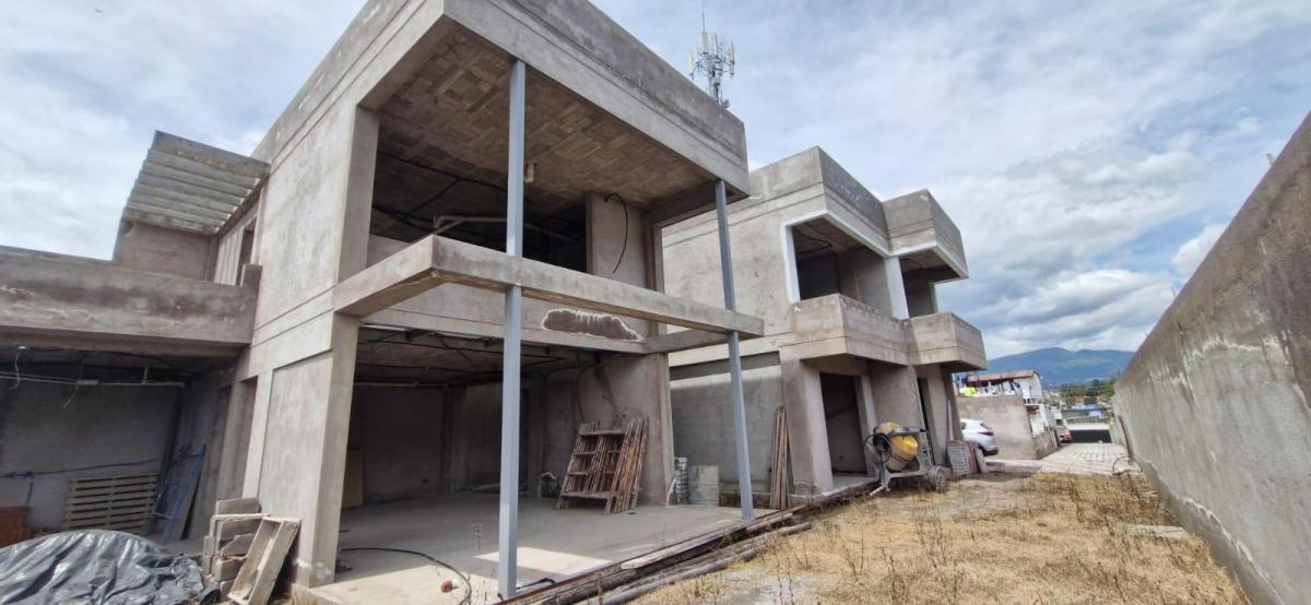 Venta Casa de Lujo en Construcción 3 Dorm. y Piscina Sector Tumbaco — imagen 3