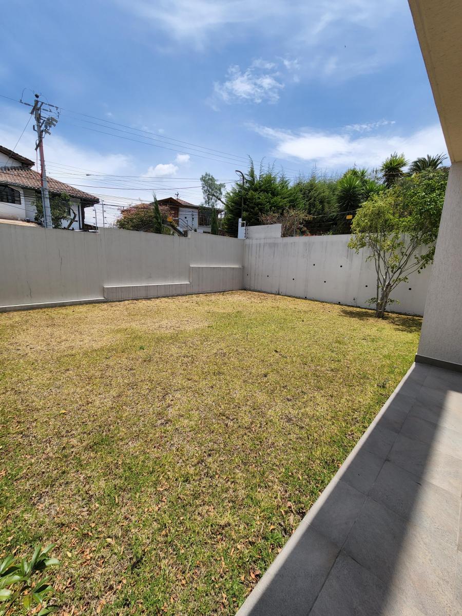 Lindo Departamento con Amplio Jardin de Venta en Cumbaya — imagen 3